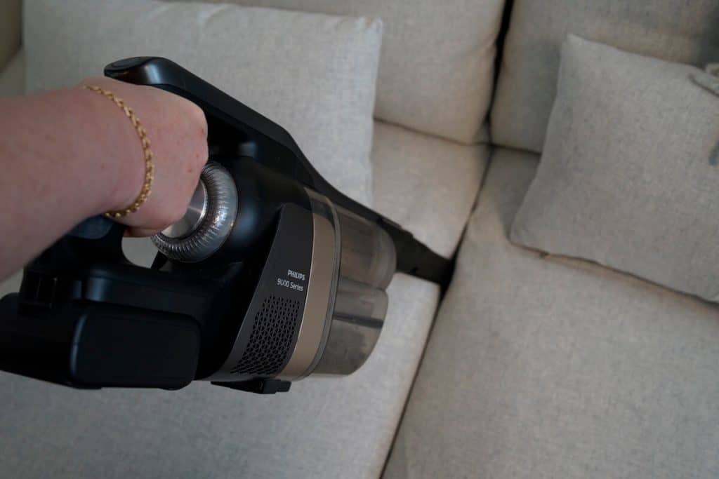 Miniturbo-munstycket är perfekt för att rengöra mellan soffkuddar eller bilsäten. 