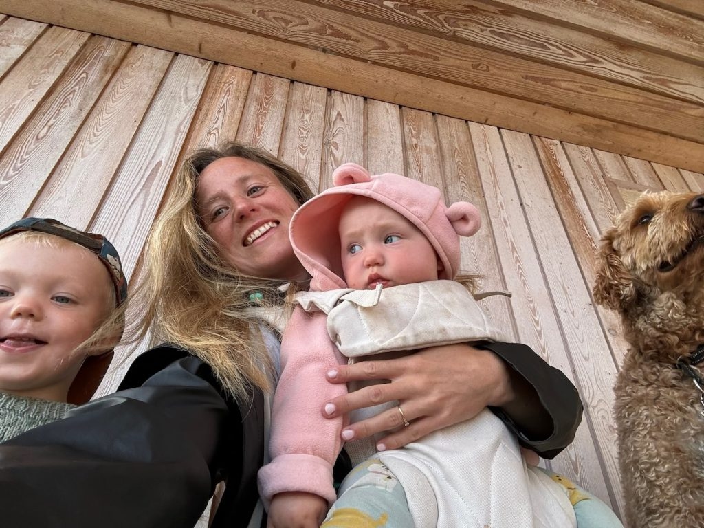 Familj som testar bärselen najell rise.