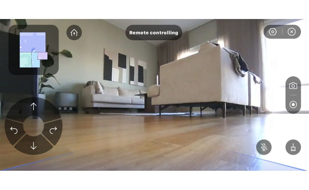 I mobilen kan man styra roboten manuellt och hålla ögonen på hemmet. Det går också att prata direkt via dammsugaren - perfekt för oss djurägare.