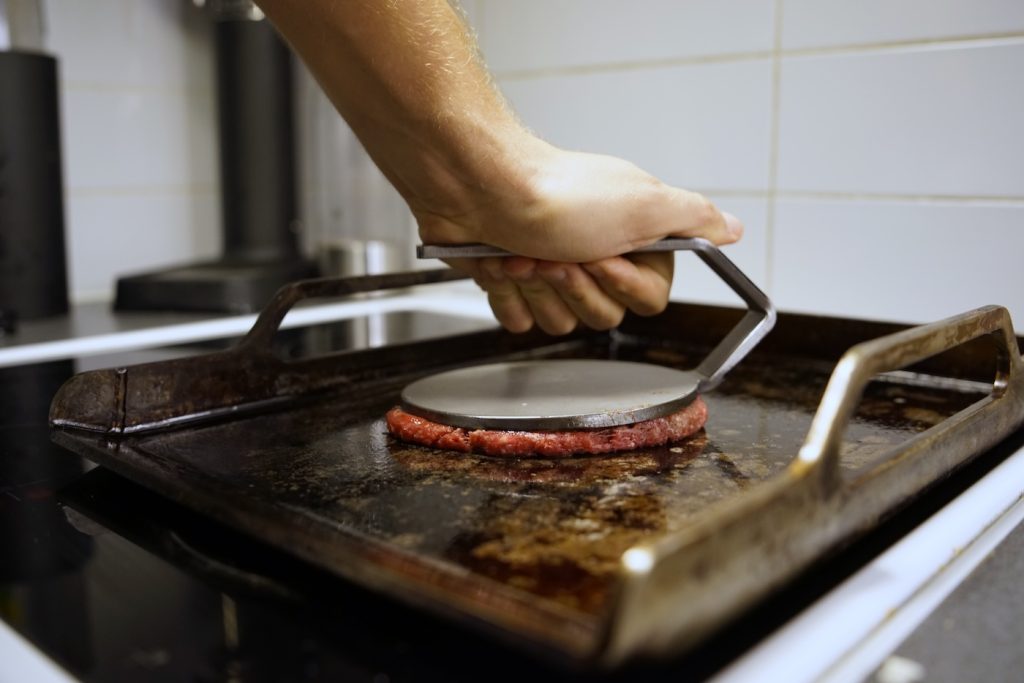 burgare smashas med bluegaz smashjärn på tuthult stekbord