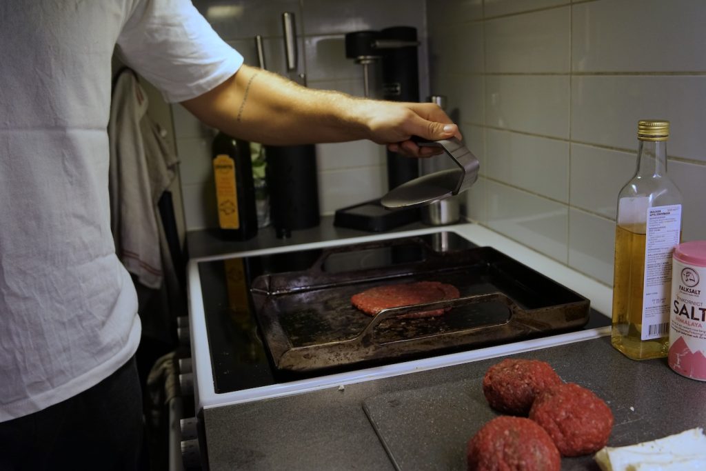 Vi lagar smashed burgers på tuthult stekbord på induktion