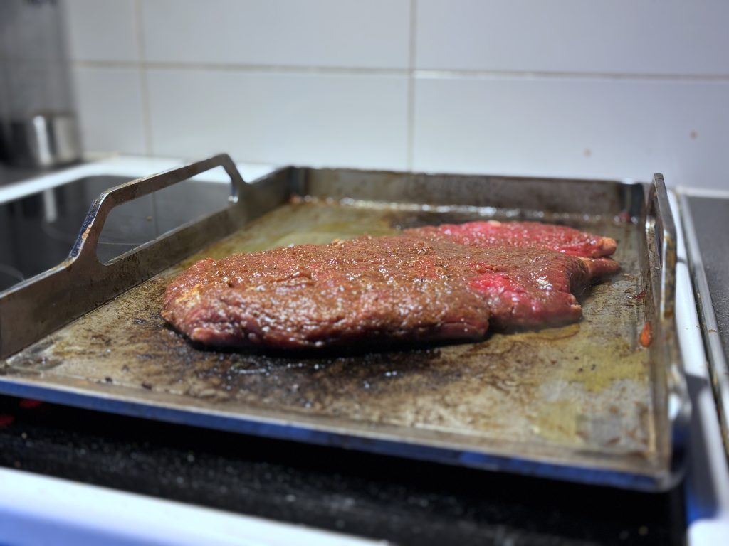 Köttbit steks på Tuthult stekbord från bluegaz