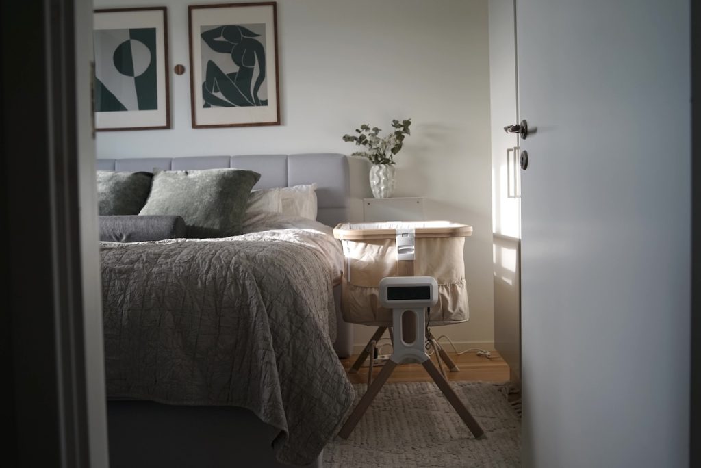 beemoo bedside crib intill säng i soligt sovrum