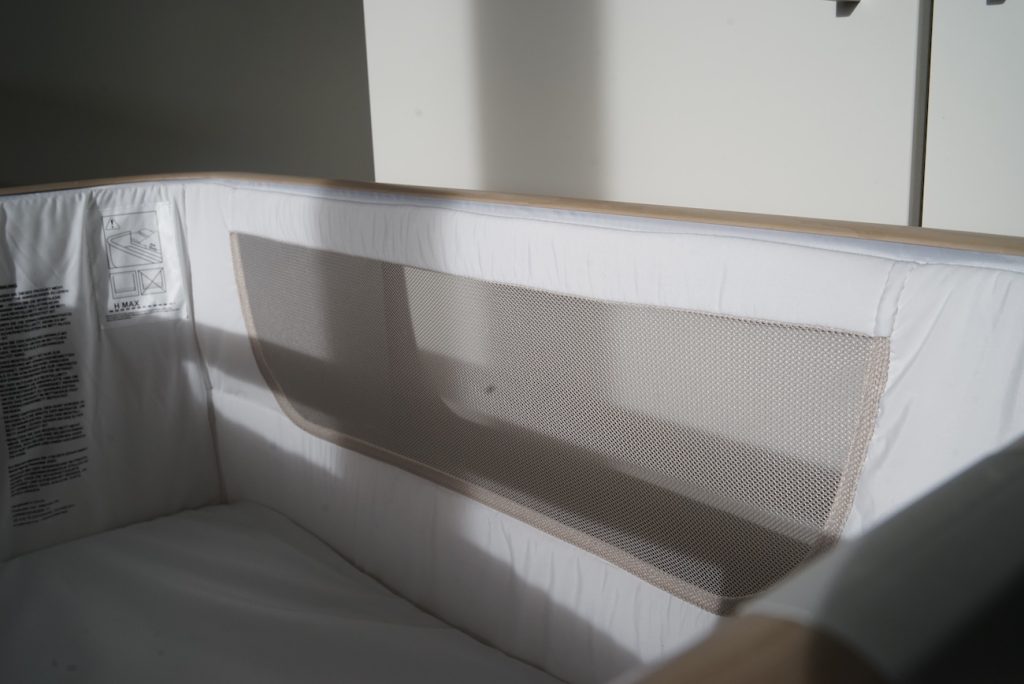 närbild på meshpanelerna i beemoo bedside crib