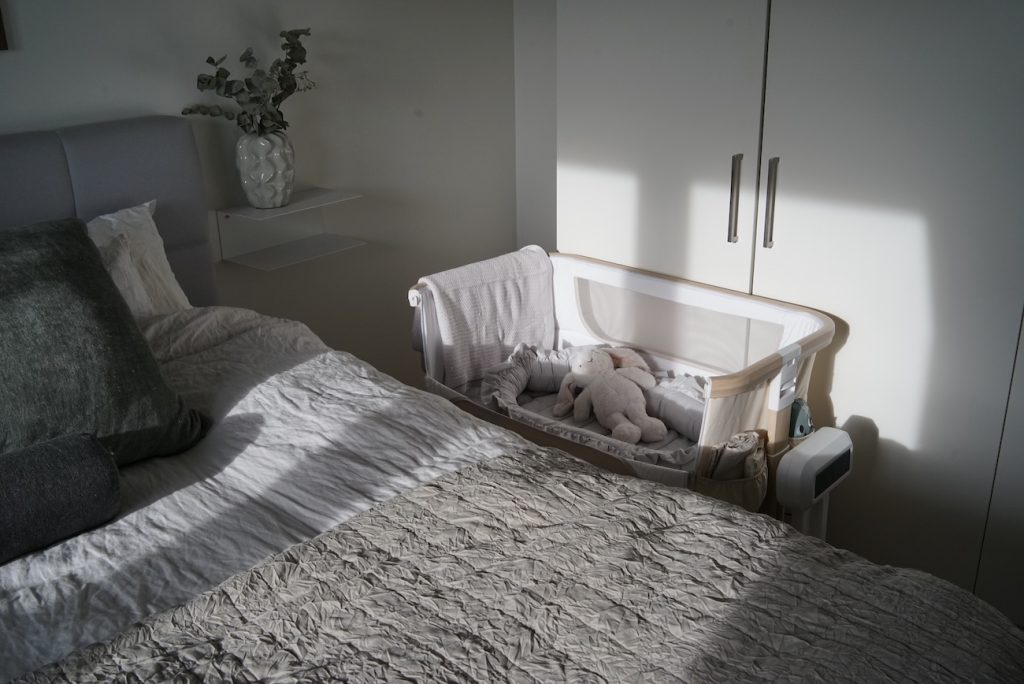 bild på beemoos bedside crib bäddad med sidan nerfälld i sovrum