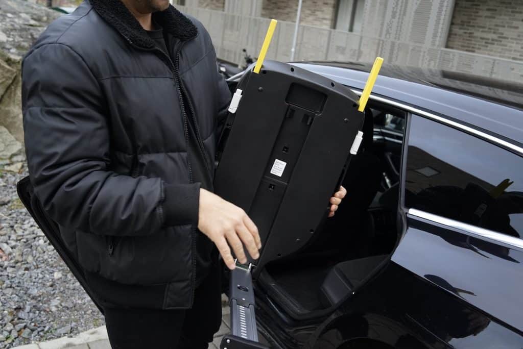 närbild på undersidan av isofix-bas med utfällbart stödben