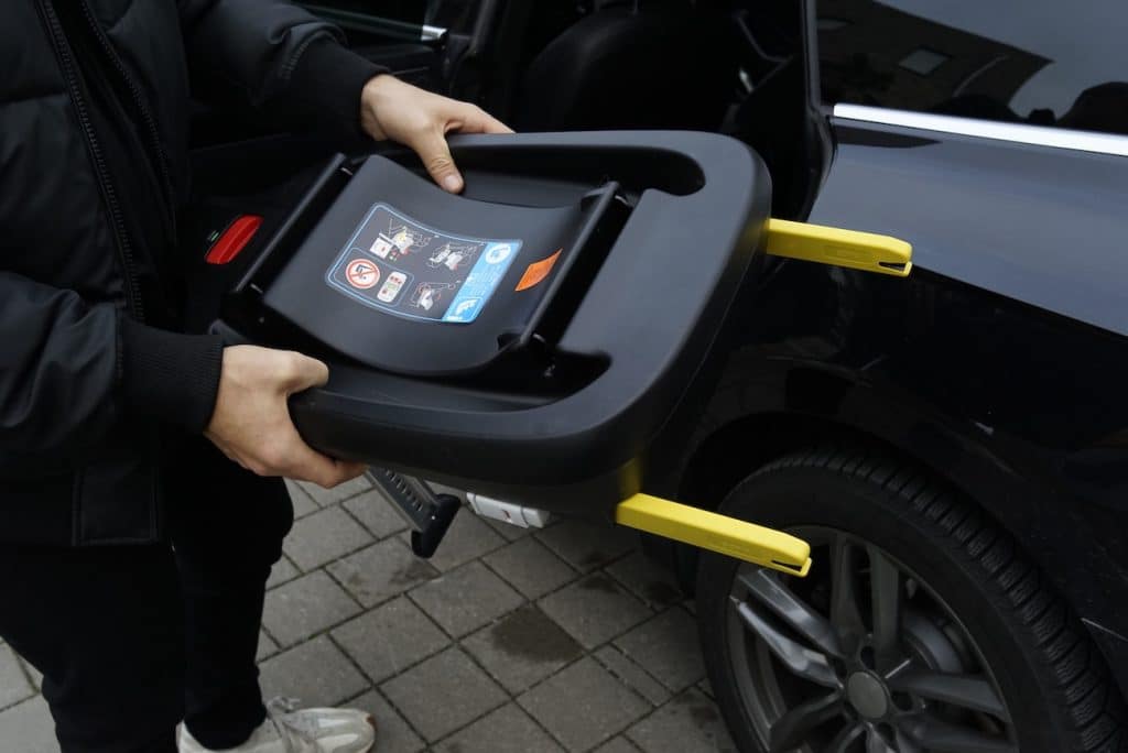 isofix-bas med utfällda fästen