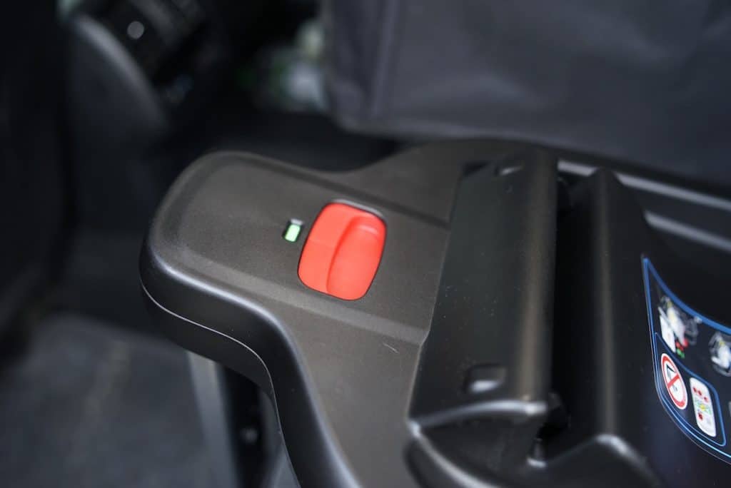 närbild på färgindikator på stödben på isofix-bas