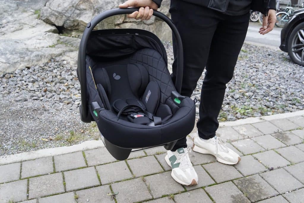 Beemoo Route i-Size i utomhusmiljö med uppfälld sufflett