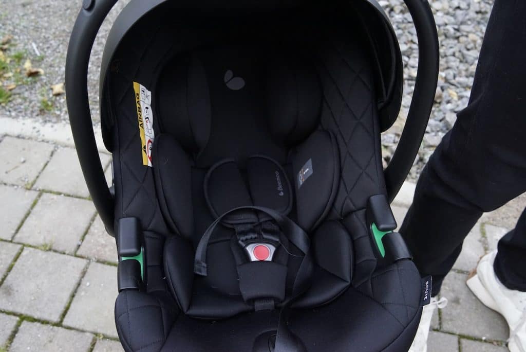 närbild på insida av babyskydd med sele och spädbarnsinlägg