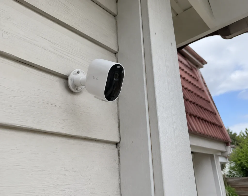Arlo Pro 5 installerad på husvägg